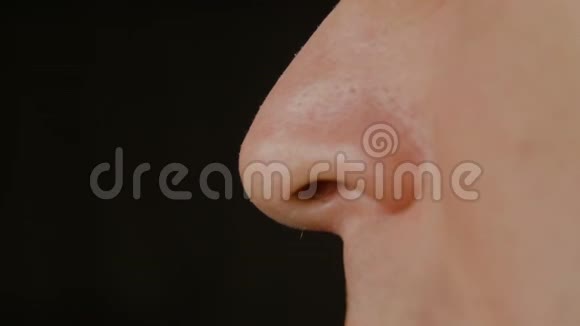 关闭男性鼻子呼吸空气轮廓视图呼吸和耳鼻喉科视频的预览图