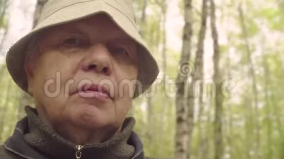 高级妇女反对森林的肖像POV摄像机视频的预览图