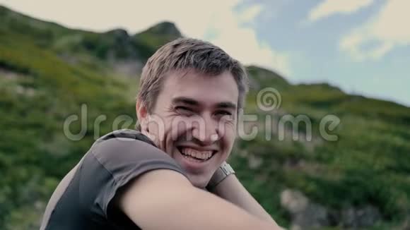 夏天在斯洛莫的乔治亚山上坐着笑着的快乐游客视频的预览图