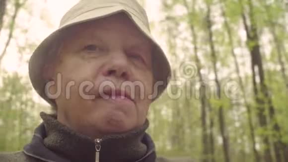 高级妇女反对森林的肖像POV摄像机视频的预览图