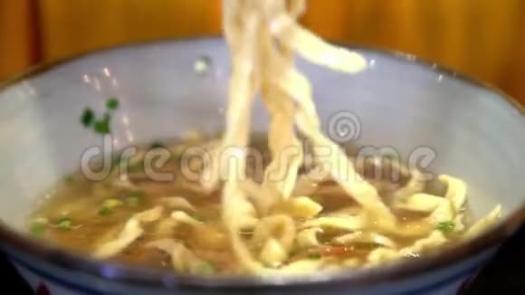 4K在日本餐馆人们用棍子吃猪肉面条视频的预览图