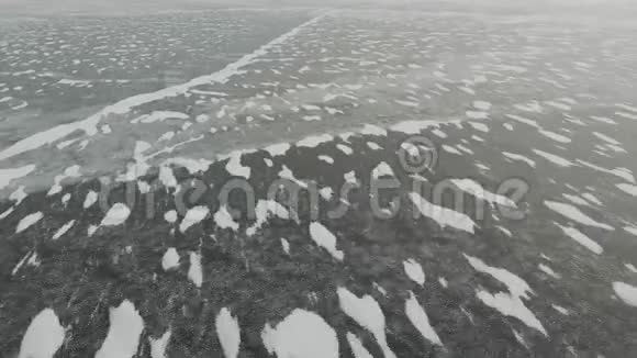 雪在冰面上飞舞视频的预览图