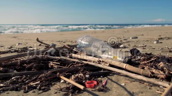海浪上污染海滩上的塑料瓶垃圾运动背景4k视频的预览图