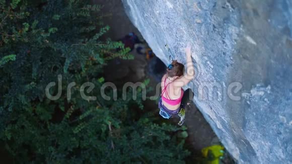 顶级女子攀岩运动员在艰难的运动路线上攀爬视频的预览图