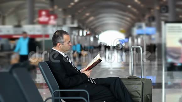 商务旅客在机场看书视频的预览图