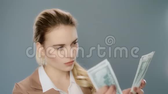 严肃的女商人在缓慢地清点现金现金计数视频的预览图