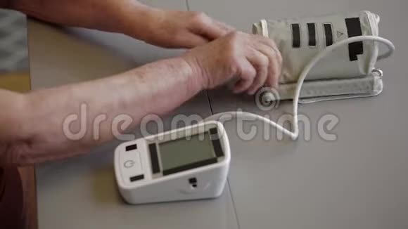 测量血压的老年妇女手臂观保健概念视频的预览图