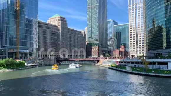 游船和水上出租车相互通过而游客划艇在晚上往返芝加哥河视频的预览图