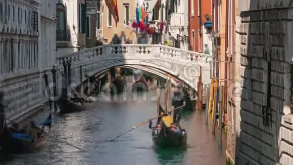 威尼斯运河中的贡多拉斯时间视频的预览图
