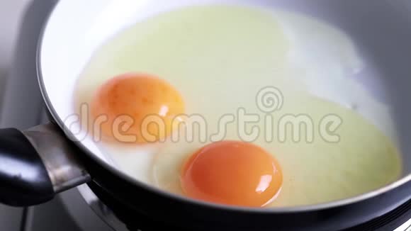 煎锅上煎鸡蛋视频的预览图