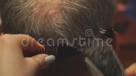 女理发师用电裁剪剪头发视频的预览图
