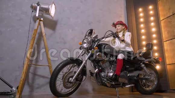 女孩的肖像生活方式照片骑自行车的女孩骑自行车节日庆典圣诞节新年时装秀视频的预览图