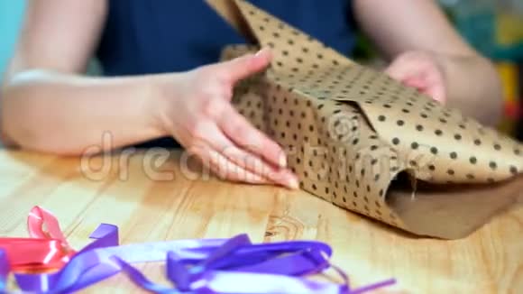 贴身女人双手收拾礼物手工包装纸视频的预览图