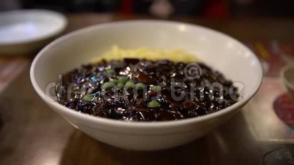 4Jajangmyeon在一家餐馆用黑豆酱做韩国面条视频的预览图
