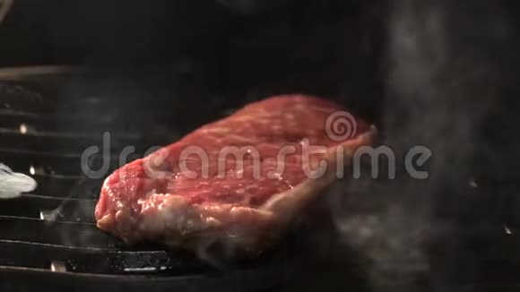 烤架上烤着烤牛肉牛排视频的预览图