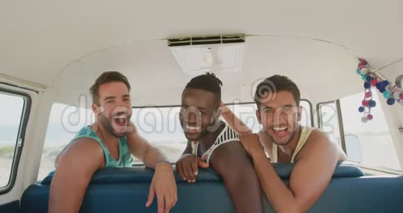 三个快乐的成年男性朋友坐在露营车4k前视频的预览图