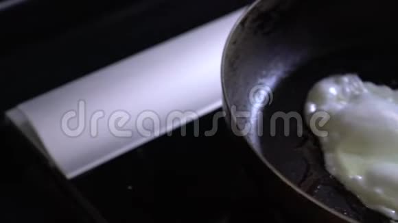 一个煎蛋在煎锅中煮早早餐的慢动作食物视频的预览图