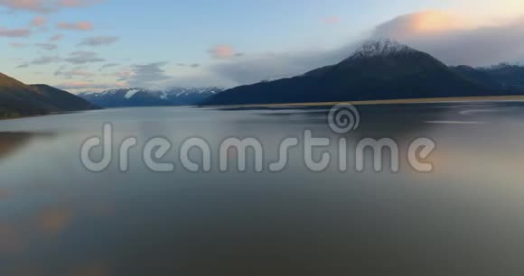 在平静的秋天傍晚阿拉斯加的日落视频的预览图