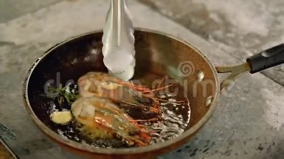 海鲜烹饪食谱厨师翻虾视频的预览图
