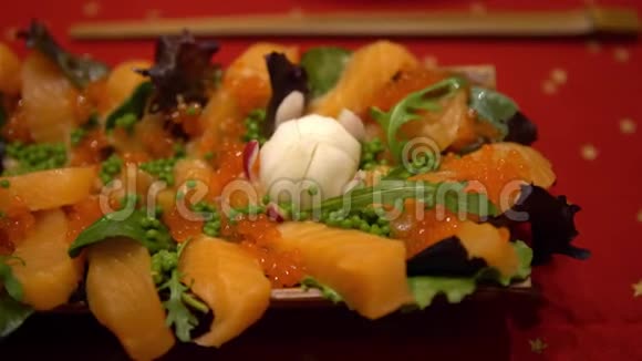 4K鲑鱼沙基米设置与绿色蔬菜叶上木盘视频的预览图