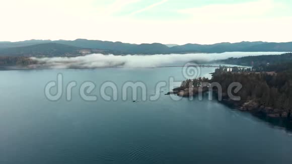 在崎岖的温哥华岛海岸线上沿着海湾移动的海雾的空中超移4K24FPS视频的预览图