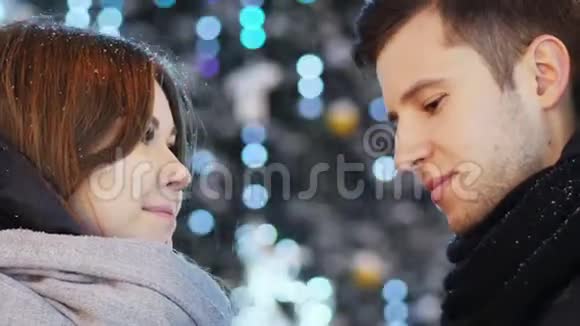 雪下美丽的情侣特写新年圣诞概念视频的预览图