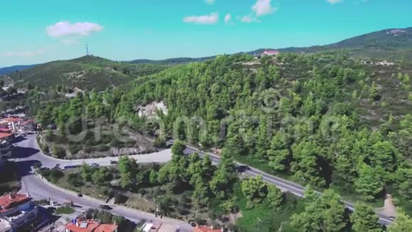 希腊哈尔基迪基NeosMarmaras地区山间公路鸟瞰图无人机前进视频的预览图