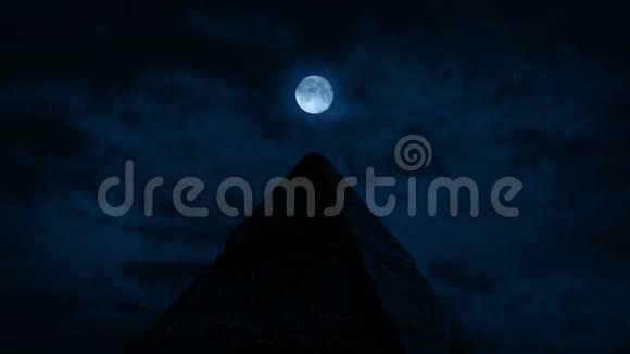 月亮正对着金字塔顶视频的预览图