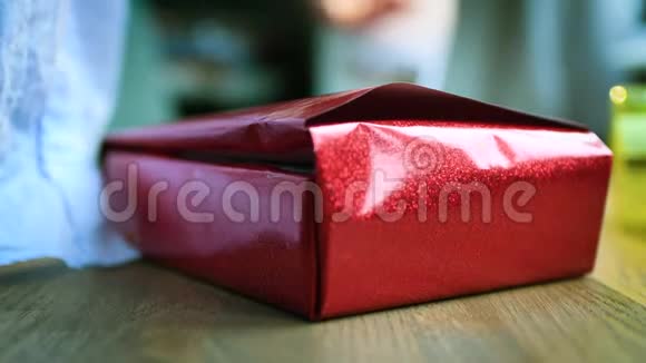 用红色的火花包装赞美和准备圣诞生日礼物视频的预览图