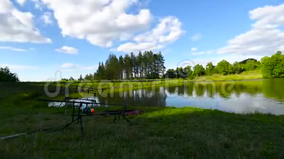 池塘和云层的时间流逝视频的预览图