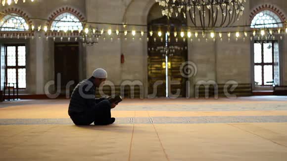 高加索人在清真寺读古兰经视频的预览图