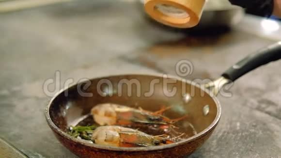 海鲜饭食谱调味料加胡椒虾视频的预览图