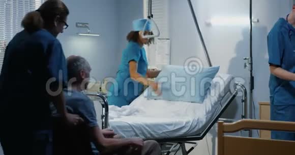 由护士携带的男性病人视频的预览图