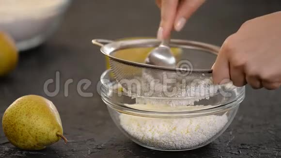 女人糕点厨师用筛子擦拭奶酪视频的预览图