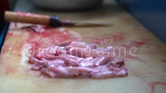 4k刀切在头后去除釜山餐厅的活鳗鱼皮视频的预览图