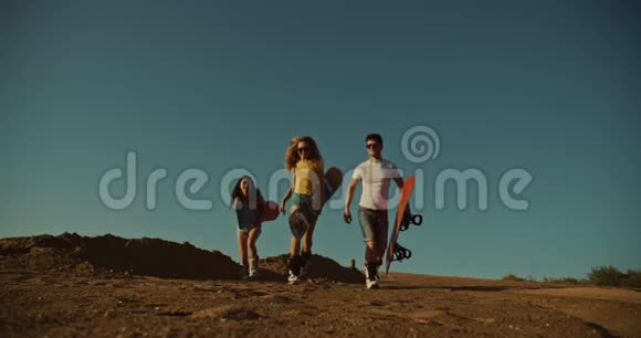 凉爽的沙板在沙漠中奔跑夕阳的光芒视频的预览图