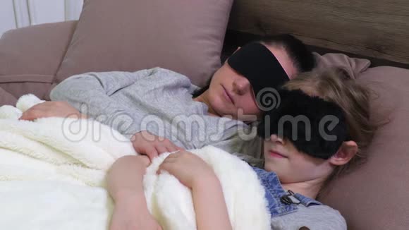 带着睡面具的母女视频的预览图