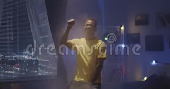 男人在客厅跳舞视频的预览图