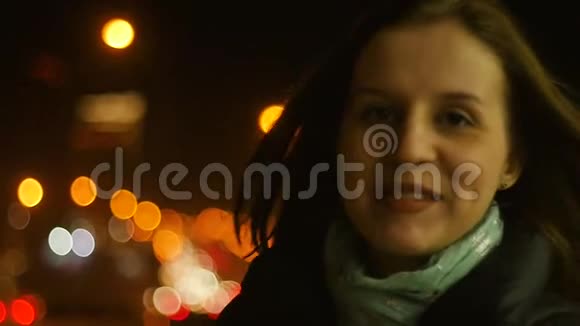 一位年轻女子站在风中的特写肖像春风吹着女孩头发慢动作视频的预览图