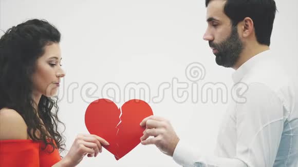 幸福的夫妻用红心折纸情人节彼此相爱假期愉快庆祝爱情的概念视频的预览图