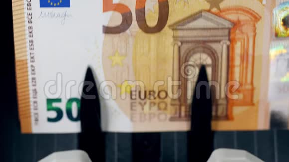 许多欧元票据在一个工作货币柜台登记视频的预览图