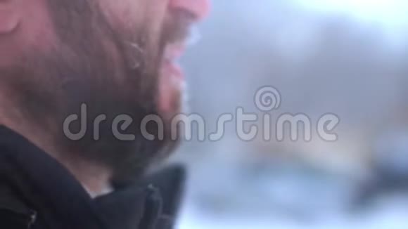 男性胡须的特写海霜他在外面很冷视频的预览图