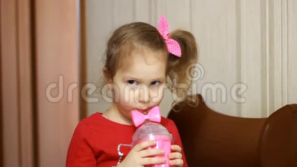 小女孩喝果汁喝饮料的婴儿画像视频的预览图