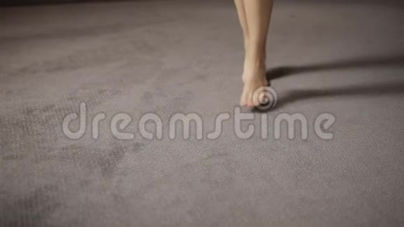 女人的腿赤脚上地板视频的预览图