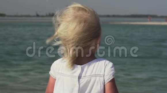 在海边哭小女孩小女孩眼里含着泪水视频的预览图