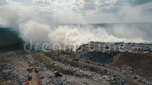 燃烧垃圾场污染环境的鸟瞰图大风把燃烧垃圾的有毒烟雾吹进视频的预览图