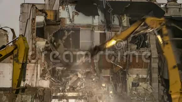 用液压剪刀在钢架上摧毁电影院大楼时间流逝视频的预览图