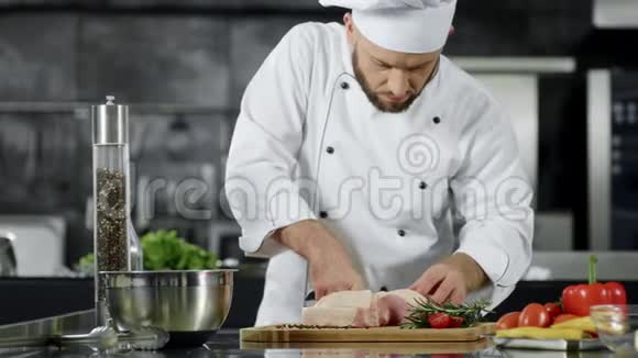 厨师在厨房切肉片男厨师慢动作准备肉视频的预览图