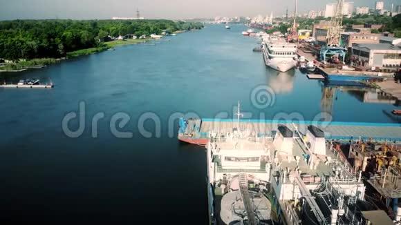 从空中无人驾驶飞机俯瞰顿的罗斯托夫港视频的预览图