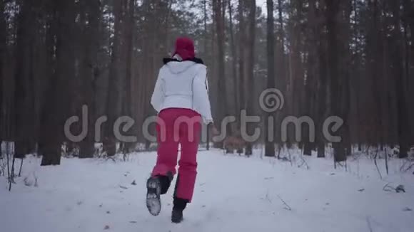 非裔美国女孩穿过冬季森林穿暖和夹克的漂亮女孩转过身来环顾四周她吓坏了视频的预览图